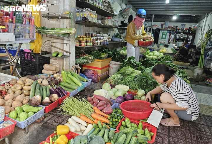 Rau củ giữ giá thấp nhờ nguồn cung dồi dào, giúp người dân “dễ thở” hơn.