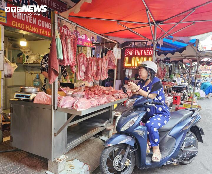 Bà nội trợ cân nhắc kỹ hơn khi mua thực phẩm do chi phí đi chợ nhích lên.