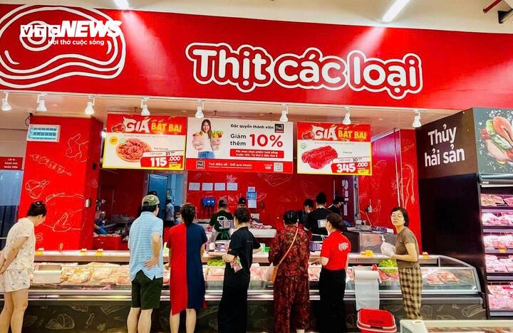 Siêu thị đẩy mạnh khuyến mãi, giảm giá thực phẩm tươi sống để thu hút người tiêu dùng.