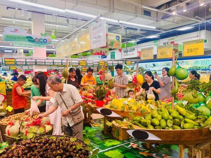 Hệ thống siêu thị Saigon Co.op trưng bày nổi bật sản phẩm OCOP và đặc sản vùng miền thu hút khách hàng trải nghiệm.