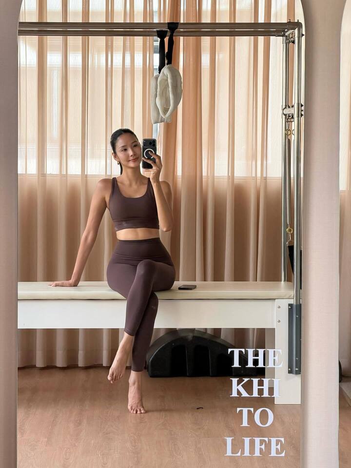 "Tôi duy trì tập 5 buổi mỗi tuần, mỗi buổi khoảng hai tiếng, ăn uống hạn chế tinh bột và uống nhiều nước. Tôi không đặt mục tiêu giảm cân mà muốn tăng cơ, siết cơ rõ hơn, đặc biệt là vùng eo để tổng thể trông khỏe khoắn", Hoàng Thùy chia sẻ.
