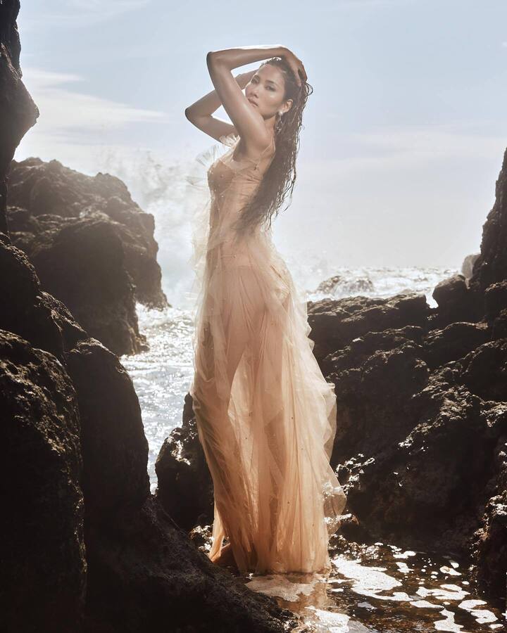 Sau nhiều năm bước vào showbiz, Hoàng Thùy ngày càng gợi cảm, quyến rũ. Cô sở hữu chiều cao 1m77 cùng số đo 3 vòng là 86 - 61 - 97 cm.