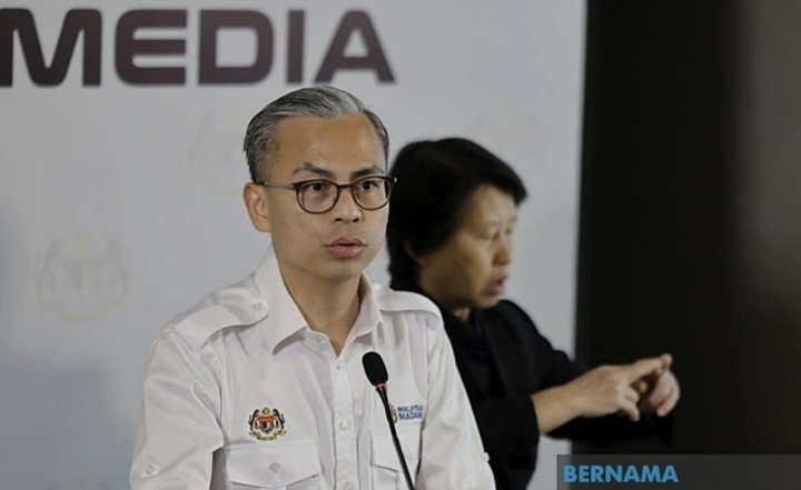 Bộ trưởng Truyền thông kiêm Người Phát ngôn Chính phủ Malaysia Datuk Fahmi Fadzil trong buổi họp báo hôm 8/4. (Ảnh: Bernama)