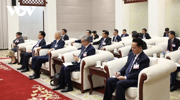 Các đại biểu của nước bạn Lào dự buổi hội kiến.