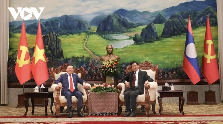 Đồng chí Trần Cẩm Tú và Tổng Bí thư, Chủ tịch nước Lào Thongloun Sisoulith.