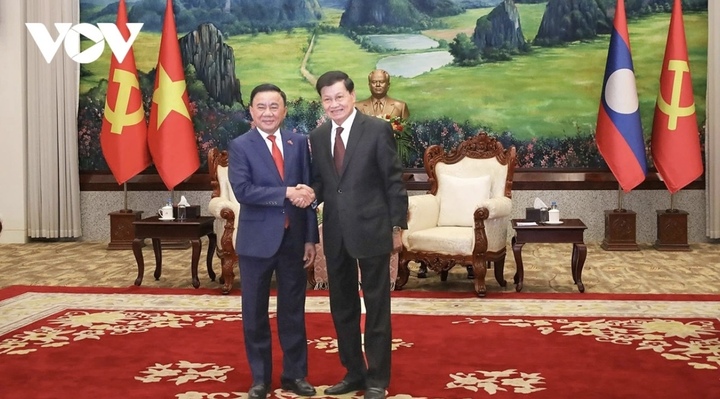 Đồng chí Trần Cẩm Tú và Tổng Bí thư, Chủ tịch nước Lào Thongloun Sisoulith.