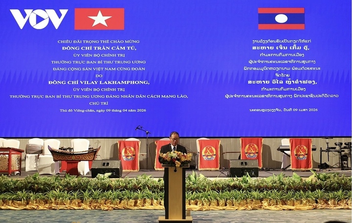 Đồng chí Vilay Lakhamphong phát biểu tại buổi chiêu đãi.