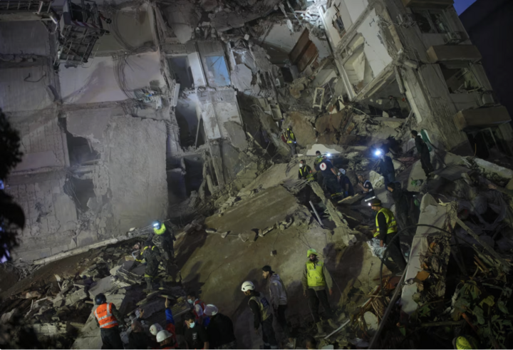 Hiện tại, lực lượng cứu hộ vẫn tiếp tục hoạt động tìm kiếm nạn nhân mắc kẹt trong các tòa nhà bị phá hủy do cuộc không kích của Israel ở trung tâm Beirut. (Ảnh: AP)