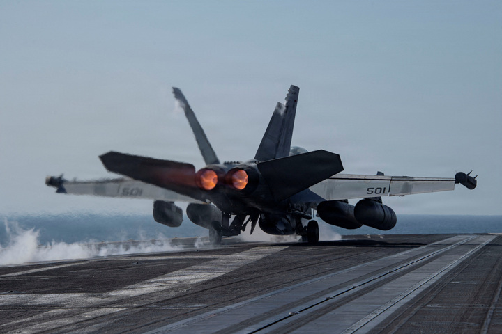 Máy bay tác chiến điện tử EA-18G Growler cất cánh từ boong tàu sân bay lớp Nimitz USS Abraham Lincoln của Hải quân Mỹ, tham gia chiến dịch tấn công Iran, ngày 7/3/2026. (Ảnh: Hải quân Mỹ/Ảnh cung cấp qua REUTERS)