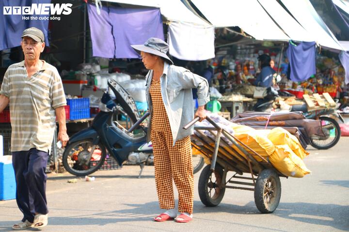 Tại TP Huế, từ đầu tháng 4/2026, người dân bắt đầu "cuộc chiến" với đợt nắng nóng gay gắt kéo dài. Trên các tuyến đường thuộc trung tâm thành phố, hơi nóng từ mặt đường nhựa bốc lên hầm hập, tạo nên những lớp không khí khó chịu. Theo dữ liệu từ Đài Khí tượng thủy văn TP Huế, địa phương đang chịu tác động mạnh mẽ của vùng áp thấp nóng phía tây, khiến nền nhiệt liên tục tăng cao, có những ngày nhiều nơi đã vượt ngưỡng đỉnh điểm của cùng kỳ năm ngoái.