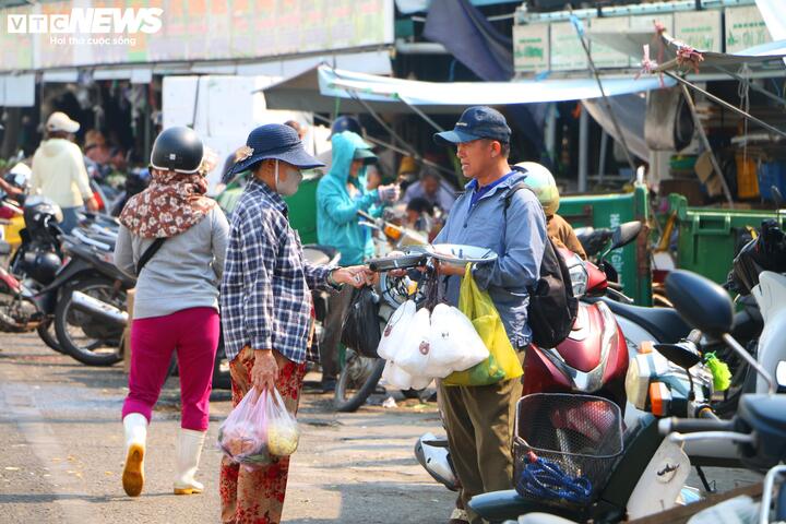 Ghi nhận của PV Báo Điện tử VTC News những ngày qua tại khu chợ Đông Ba (phường Phú Xuân, TP Huế) nên nhiệt vào buổi trưa ngoài trời vượt 40 độ C, người lao động vất vả mưu sinh.