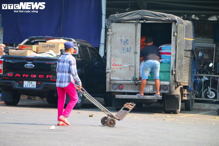 Những người làm nghề lao động tự do ở chợ Đông Ba có cuộc sống vốn đã khó khăn, nay càng vất vả dưới trời nắng nóng khắc nghiệt đến mức "nguy hại"