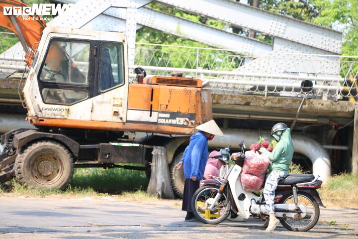 Để chống chọi với nắng nóng, những người làm nghề lao động ngoài trời ở TP Huế phải trang bị kín mít từ áo khoác, khẩu trang đến kính mát để hạn chế tác động trực tiếp của tia UV đang ở mức nguy hại.