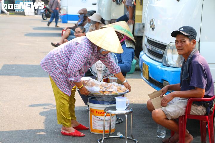 "Những ngày này, chai nước như vật bất ly thân với tôi, ngoài để uống, nắng quá thì đổ lên đầu cho tỉnh. Cái áo lúc nào cũng ướt sũng, mặc áo khoác chống nắng thì vướng víu, rất khó bốc vác. Làm xong là da thịt đỏ hết, rát lắm. Nhưng bây giờ không làm thì tiền đâu ra mà sống", một người lao động ở TP Huế chia sẻ.