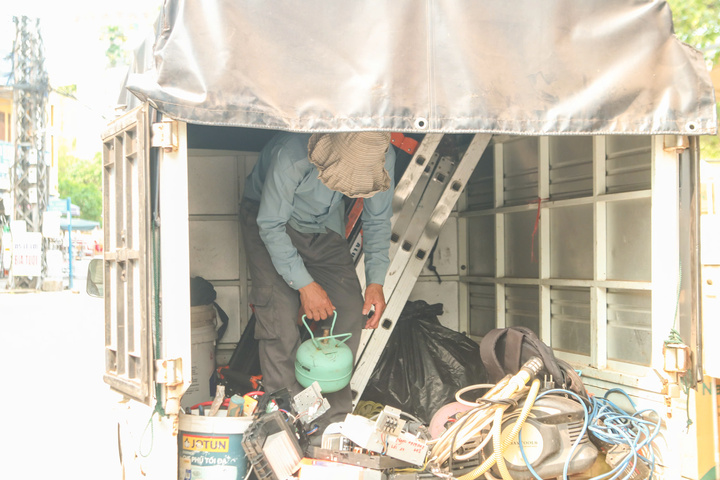 Ghi nhận dọc các tuyến đường trung tâm các phường Đồng Hới, Đồng Sơn và các công trường xây dựng, khí nóng hầm hập phả lên từ mặt nhựa đường và bê tông khiến tầm nhìn xa trở nên mờ ảo do hiện tượng khúc xạ nhiệt. Thế nhưng, đây cũng là lúc những người lao động phải hoạt động hết công suất.