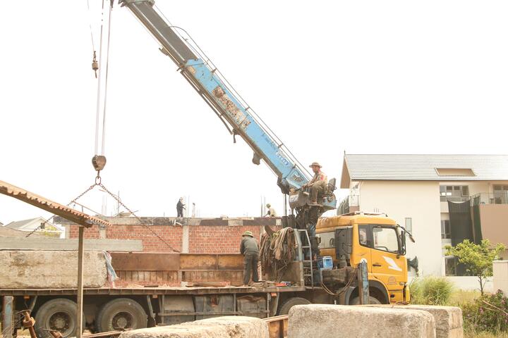 Không chỉ những người bán nước hay thợ điện lạnh, những công nhân vệ sinh môi trường, thợ xây dựng, hay những shipper cũng đang trực tiếp đối đầu với đợt nắng nóng khắc nghiệt này.