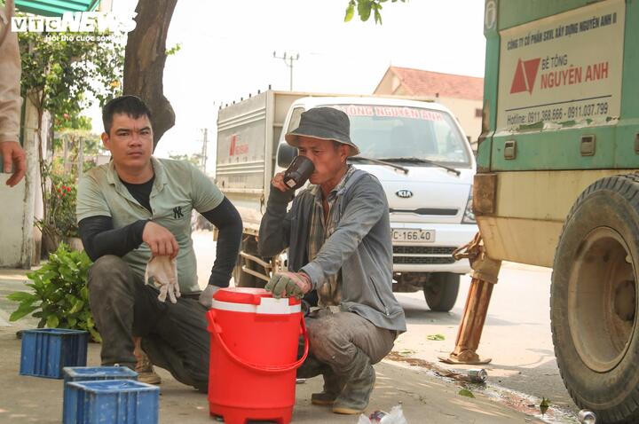 Theo anh Nguyễn Văn Hải (một thợ sửa chữa điện lạnh), đây là mùa cao điểm của cánh thợ điện lạnh, nhưng cũng là mùa vất vả nhất. "Mấy ngày nay nắng nóng đỉnh điểm, bà con gọi sửa điều hòa, tủ lạnh tăng đột biến. Có những lúc phải leo lên sân thượng bê tông giữa trưa nắng để kiểm tra cục nóng, nhiệt độ chỗ đó chắc phải trên 40 độ C. Tay chân lúc nào cũng mồ hôi đổ ra như tắm, uống bao nhiêu nước cũng không đủ. Nghề của mình là mang cái mát đến cho người ta, nhưng bản thân mình thì lại đang 'nướng' mình dưới nắng," anh Hải chia sẻ.