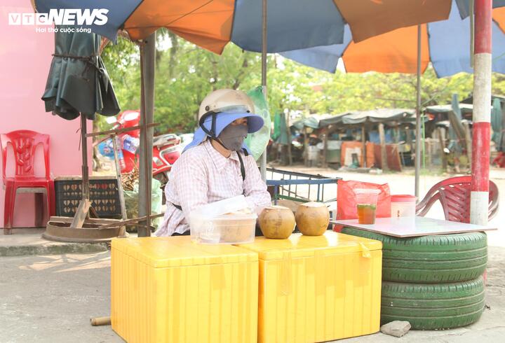 Tại góc vỉa hè trên đường phố phường Đồng Hới (Quảng Trị), chị Nguyễn Thị Luận, một người bán nước dạo, đang tranh thủ ngồi nghỉ dưới bóng râm nhỏ nhoi của chiếc ô che nắng. Gương mặt chị sạm đen, mồ hôi nhễ nhại sau lớp khẩu trang dày cộp. "Trời nắng thế này người ta ngại ra đường nên hàng quán cũng ế ẩm hơn, nhưng mình không nghỉ được. Ngồi ngoài đường cả ngày, nhiều lúc tôi thấy chóng mặt, xây xẩm mặt mày vì sốc nhiệt, nhưng vì miếng cơm manh áo cho sắp nhỏ, mình phải ráng thôi," chị Luận mệt mỏi.