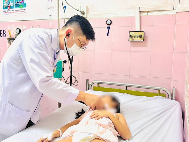 Trẻ nghi ngộ độc thực phẩm đang điều trị tại Bệnh viện Nhân dân Gia Định. (Ảnh: BVCC)
