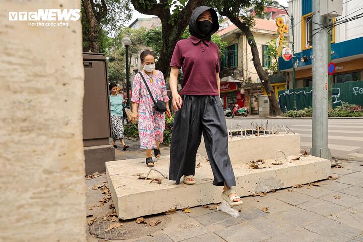 Vỉa hè phố trung tâm Hà Nội bị 'nuốt trọn', người đi bộ phải chui ống bê tông - 9
