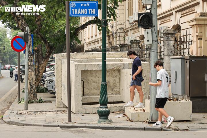 Vỉa hè phố trung tâm Hà Nội bị 'nuốt trọn', người đi bộ phải chui ống bê tông - 8