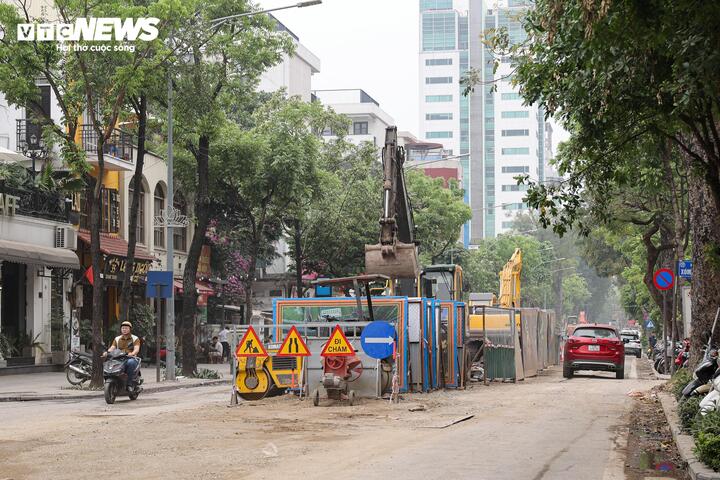 Nhằm hạn chế tình trạng úng ngập cục bộ trong nội đô, dự án xây dựng hệ thống thoát nước đang được triển khai trên các tuyến phố Quang Trung và Quán Sứ (Hà Nội).