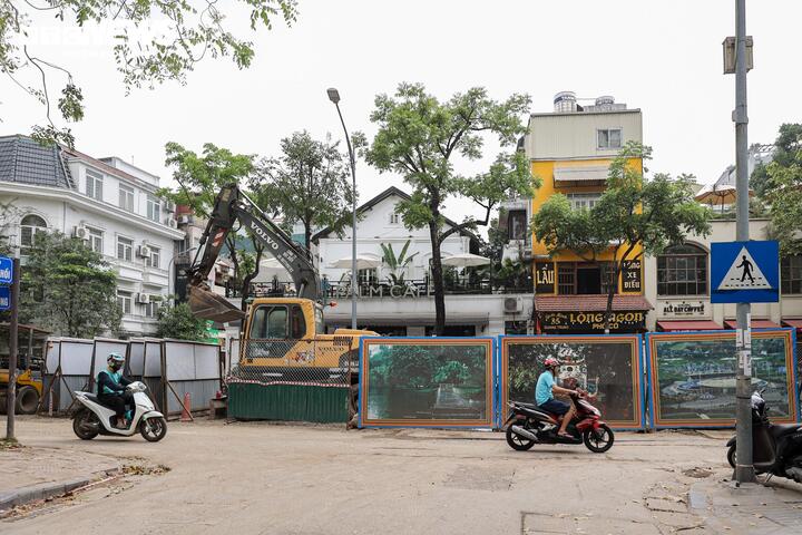 Ghi nhận tại nút giao Quang Trung - Tràng Thi, công trình đang được triển khai với nhịp độ khẩn trương. Công nhân cùng máy móc thi công liên tục nhằm đẩy nhanh tiến độ, kịp hoàn thành trước mùa mưa bão.