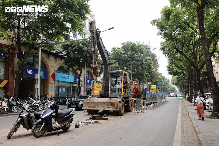 Tại phố Quang Trung, đơn vị thi công tổ chức rào chắn theo từng đoạn dài khoảng 30-50m, đặt ở giữa tim đường. Phần mặt đường còn lại hai bên có chiều rộng khoảng 3,2-3,8m, đủ để các phương tiện lưu thông cục bộ.