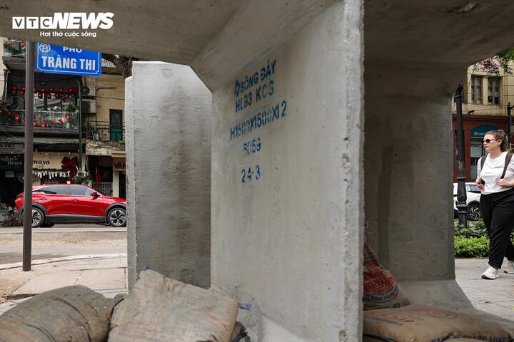 Cách đó không xa, tại khu vực vườn hoa Tràng Thi, nhiều ống cống cũng được tập kết, án ngữ trên vỉa hè.