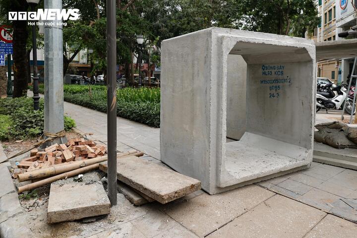 Vỉa hè phố trung tâm Hà Nội bị 'nuốt trọn', người đi bộ phải chui ống bê tông - 14