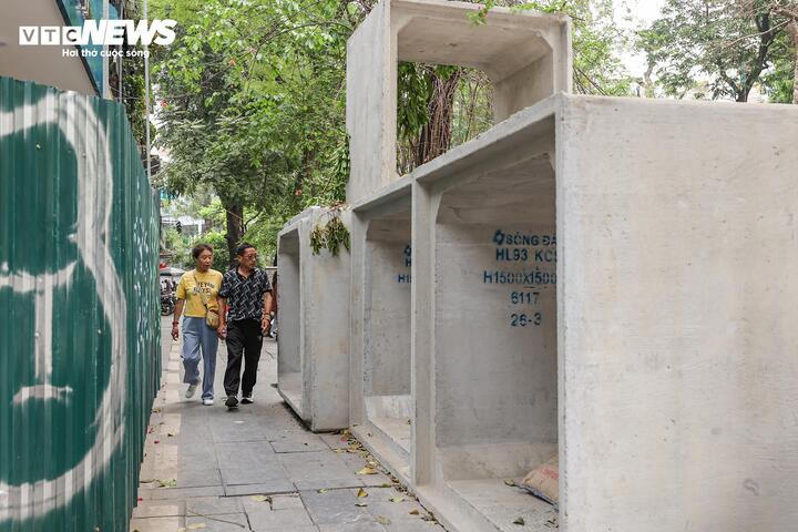 Nhiều du khách nước ngoài tỏ ra bất ngờ khi phải vượt qua các ống cống án ngữ trên lối đi bộ.