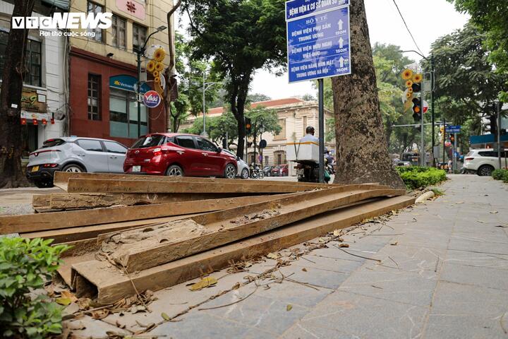 Vỉa hè phố trung tâm Hà Nội bị 'nuốt trọn', người đi bộ phải chui ống bê tông - 13