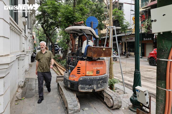 “Nhiều đoạn vỉa hè bị chắn hết, buộc tôi phải đi xuống lòng đường. Điều này khá bất tiện và cũng nguy hiểm khi xe cộ đi sát bên”, một du khách nước ngoài nói.