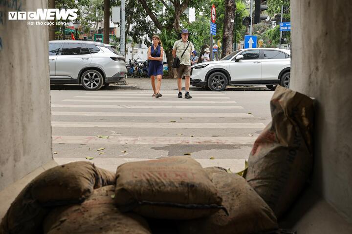Một đoạn ống cống được đặt chắn ngay tại khu vực vạch sang đường.