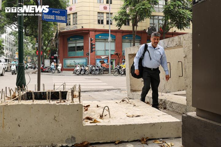 Dọc vỉa hè phố Quang Trung, nhiều đoạn bị chiếm dụng bởi các ống cống bê tông kích thước lớn, khiến lối đi bị thu hẹp đáng kể.