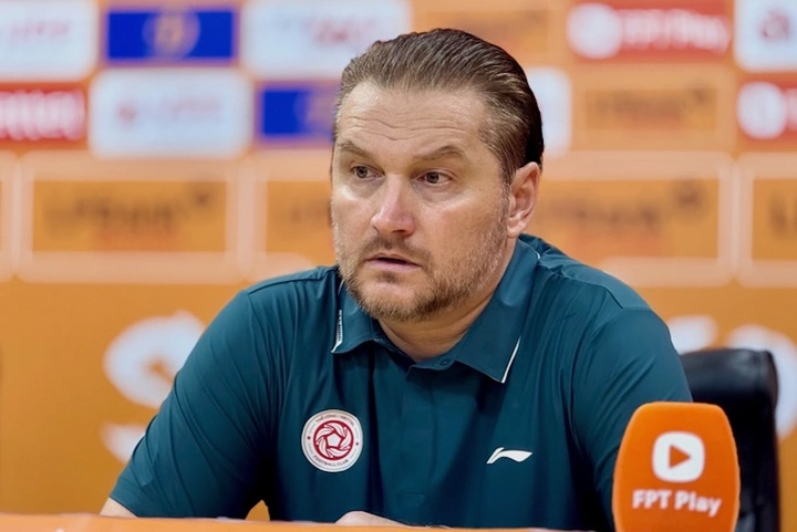 HLV Popov vẫn phải tham dự họp báo sau trận đấu.