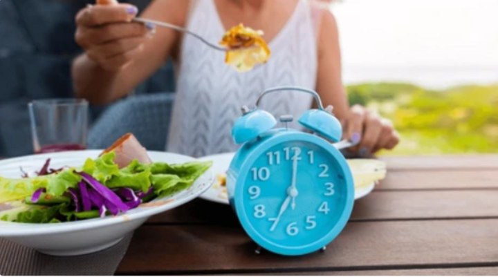 Thời gian ăn tối quan trọng không kém thực phẩm trong bữa ăn (Ảnh: Shutterstock)