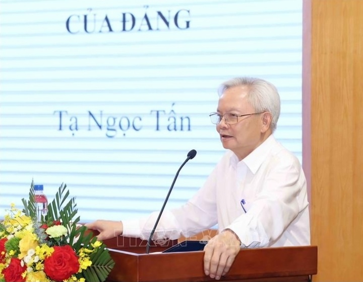 GS.TS Tạ Ngọc Tấn phát biểu tại hội nghị. (Ảnh: TTXVN)