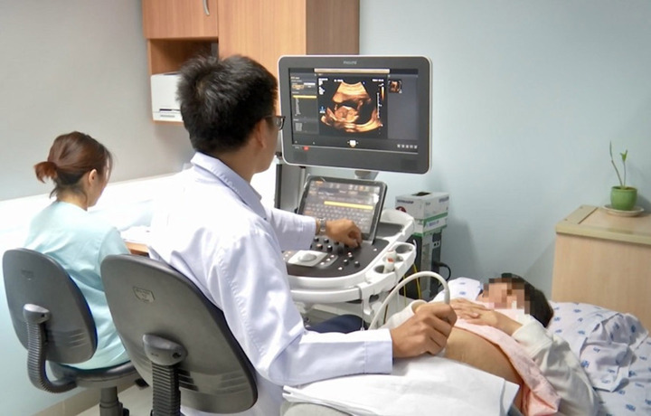 Bác sĩ siêu âm cho bệnh nhân khác giới cần có y tá ở cùng phòng. Ảnh Vietnamnet