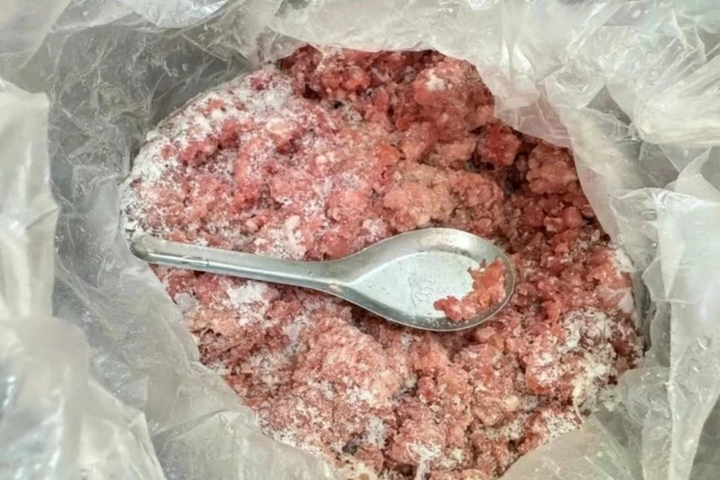 Phụ huynh phát hiện thịt lợn đưa vào bữa ăn bán trú có màu sắc bất thường.