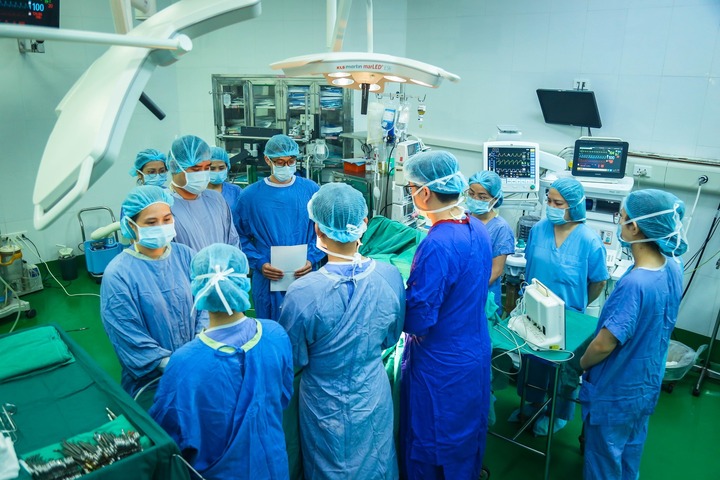 Khoảnh khắc bác sĩ đọc bức thư tiễn biệt cô gái người Anh hiến tạng (Ảnh: BVCC)