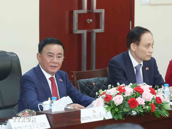 Thường trực Ban Bí thư Trần Cẩm Tú phát biểu tại cuộc hội đàm với Thường trực Ban Bí thư Trung ương Đảng Nhân dân Cách mạng Lào Vilay Lakhamphong. (Ảnh: Phương Hoa/TTXVN)