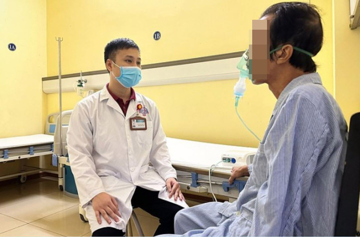 Bác sĩ Việt Anh thường xuyên trò chuyện, động viên bệnh nhân ung thư (Ảnh: BSCC)