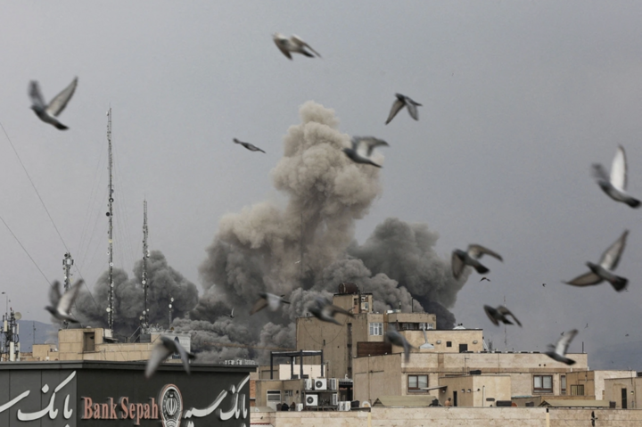 Khói bốc lên sau một vụ nổ khi Israel và Mỹ không kích nhằm vào Tehran, Iran. (Ảnh: WANA/Reuters)