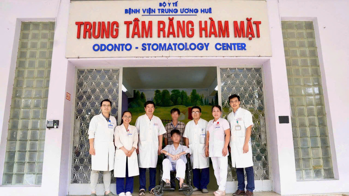 Sau phẫu thuật, bệnh nhân ổn định, chức năng vùng hàm mặt được bảo đảm, khớp cắn đạt yêu cầu, độ mở miệng tốt và hình thể khuôn mặt cơ bản cân đối. (Ảnh: BVCC)