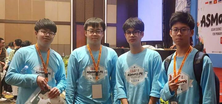 Ngô Bảo Châu (ngoài cùng, bên phải) và đội tuyển Toán ASMOPSS quốc tế.