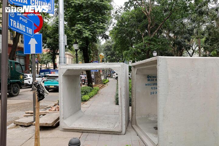 Thời gian qua, Hà Nội triển khai đồng loạt nhiều dự án cải tạo, nâng cấp hệ thống thoát nước tại khu vực nội đô nhằm từng bước khắc phục tình trạng úng ngập sau mưa lớn. Từ việc xây dựng các tuyến cống mới, nạo vét kênh mương đến cải tạo hồ điều hòa, thành phố đang từng bước hoàn thiện hạ tầng tiêu thoát nước. Tuy nhiên, việc thi công trên các tuyến phố chật hẹp cũng phát sinh nhiều bất cập, ảnh hưởng đến sinh hoạt và việc đi lại của người dân, đặc biệt là vấn đề an toàn giao thông.