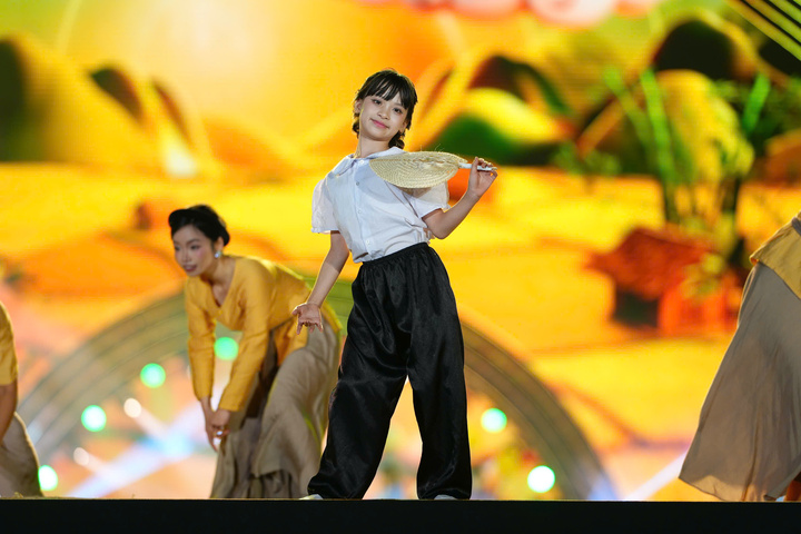 Tiếp nối là “Thanh âm di sản”, nơi những lời ru, câu hát, làn điệu dân gian được khơi gợi, tôn vinh chiều sâu văn hóa truyền thống. Khép lại là “Thanh âm kỷ nguyên mới” – không gian âm nhạc hiện đại, trẻ trung, nơi các giá trị truyền thống được làm mới, lan tỏa tinh thần đổi mới và khát vọng vươn lên.