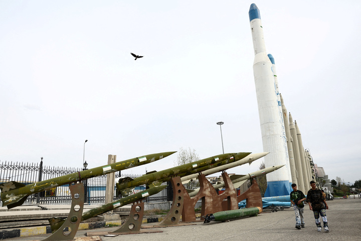 Người dân đi dạo gần các tên lửa của Iran trong công viên tại thủ đô Tehran, Iran. (Ảnh: Reuters)