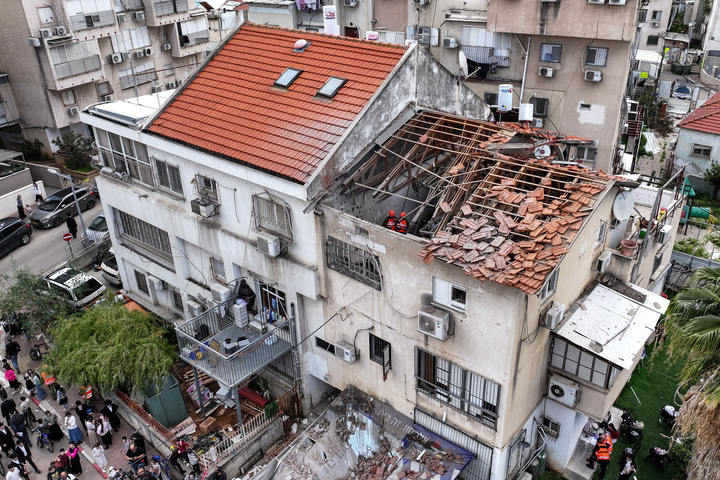 Hiện trường vụ tấn công tên lửa của Iran ở miền trung Israel. (Ảnh: Reuters)